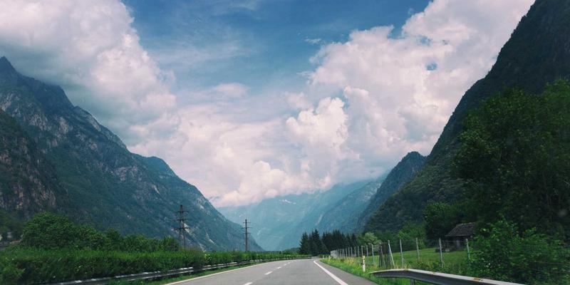 关系指导新纪元：赛博朋克时代的约会建议与出轨后信任重建指南