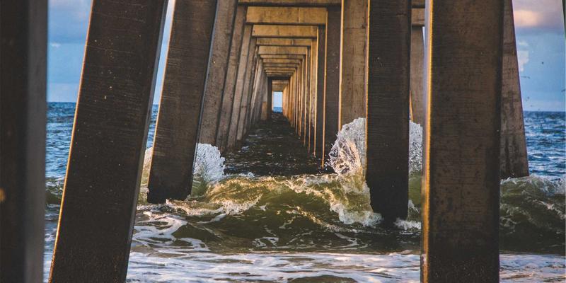 赛博朋克时代的亲密关系重构：从《约会女孩日记》看未来情感咨询