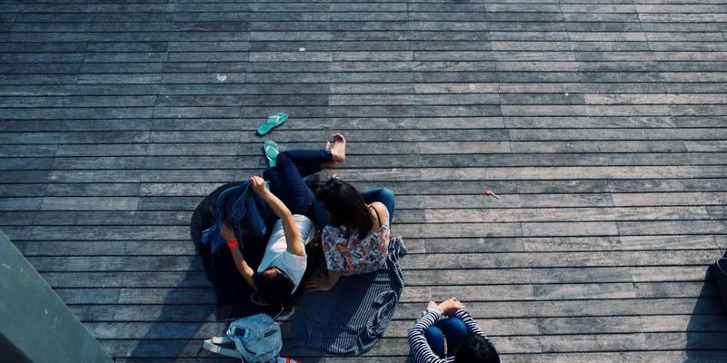 赛博朋克时代的情感指南：《约会女孩日记》与AI关系指导的启示