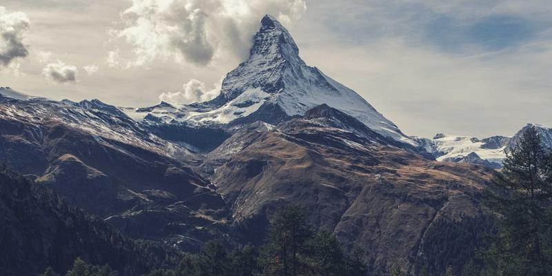 赛博朋克时代的约会建议：情感咨询中的依恋风格测试，解码你的焦虑型与回避型模式